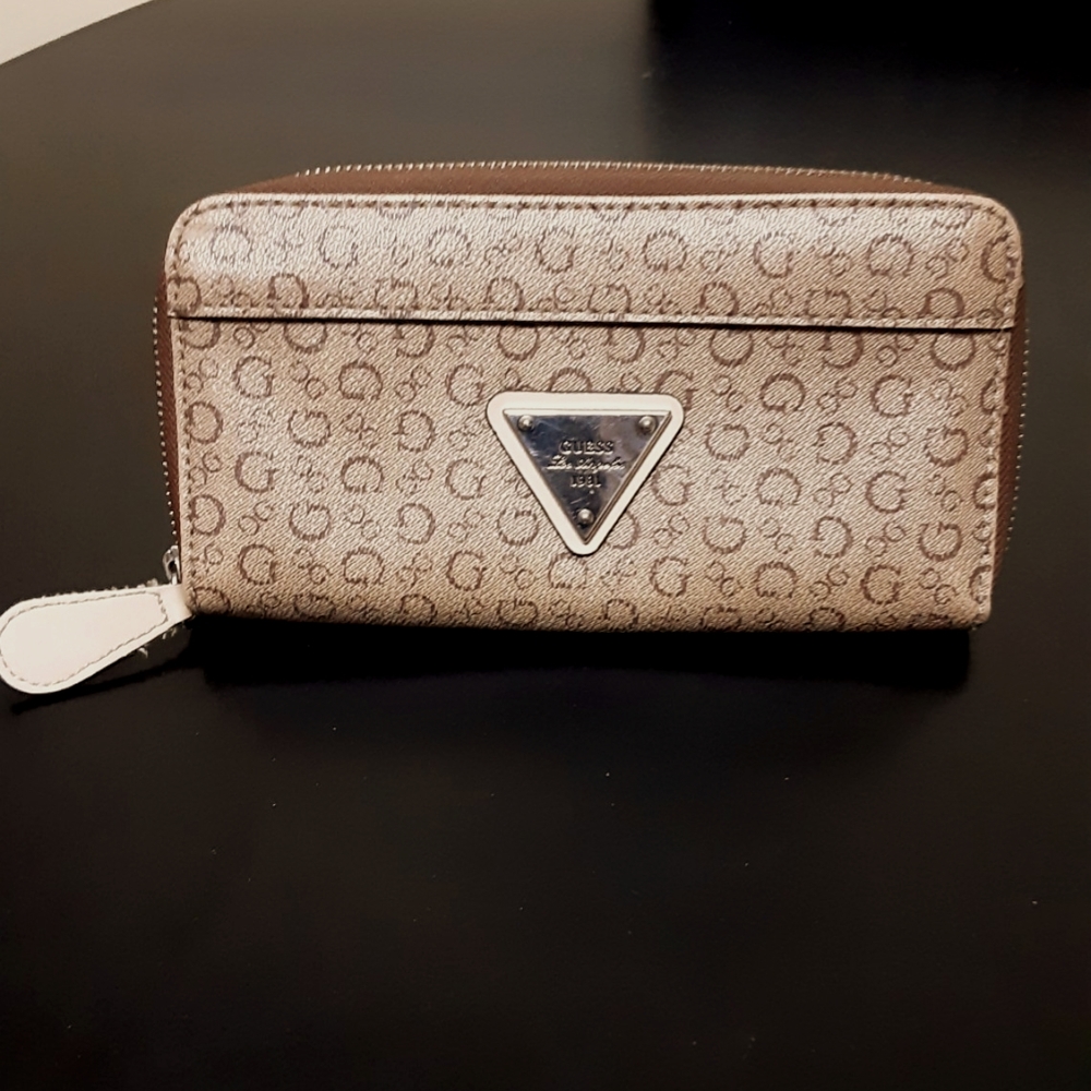 Guess Clutch